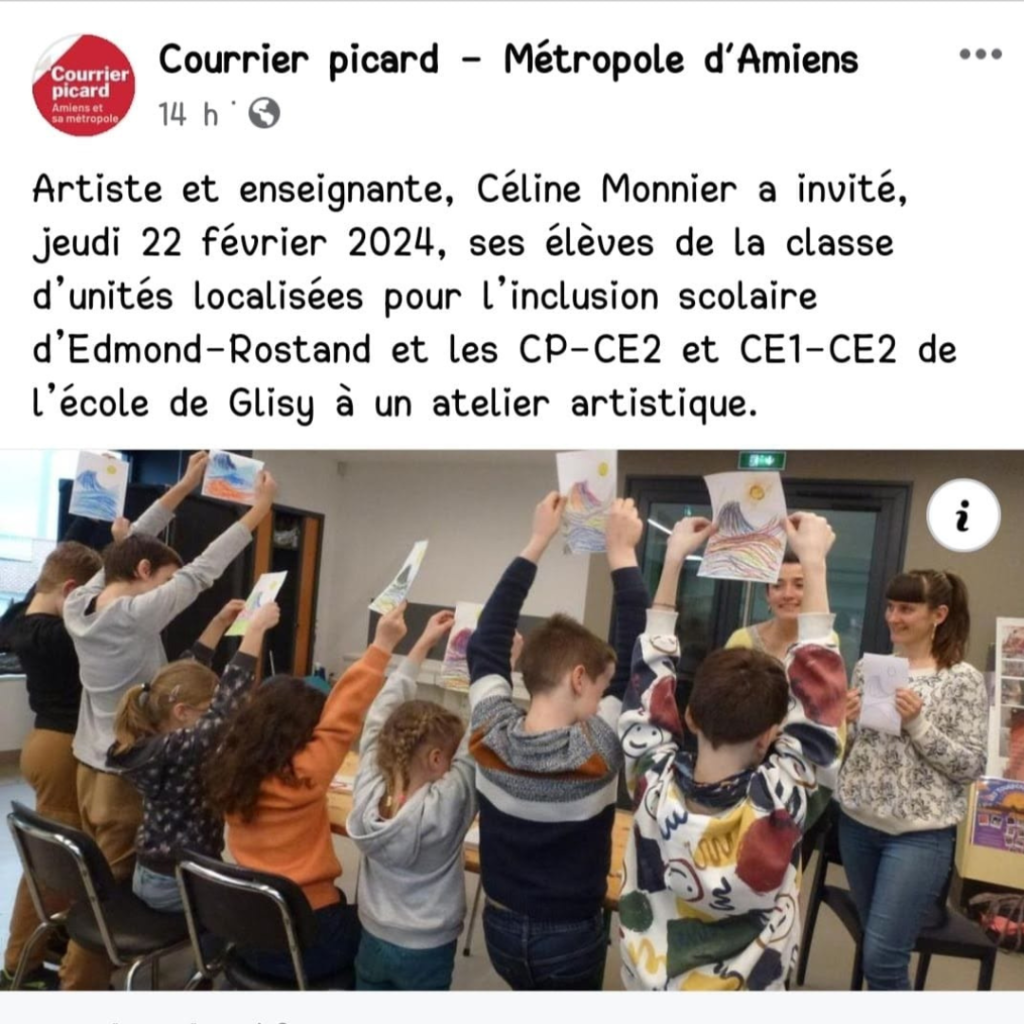 photo de l'artiste avec des enfants